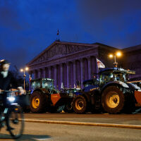 Окупираха "Шанз Елизе" в Париж (СНИМКИ)