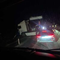 Завъртял се тир блокира движението и в двете посоки при Лютидол на отсечката Мездра-Ботевград