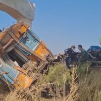 Най-малко 22 загинали, след като кран падна върху влак (ВИДЕО)