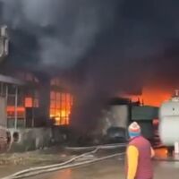 Запали се склад за текстилни материали в Троян (ВИДЕО, СНИМКИ)