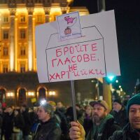 ОНЛАЙН РЕПОРТАЖ: Протест пред парламента с искане за 100% машинен вот и честни избори 