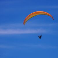 Парапланерист падна от над 150 метра височина в океана и оцеля (ВИДЕО)