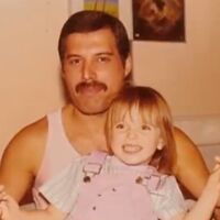 Тайната дъщеря на Фреди Меркюри: Имал стая във всяка къща на семейството й, учил я на музика  (ВИДЕО, СНИМКИ)