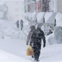 „Апокалипсис“ от сняг: Хора излизат през прозорците, за да отидат на работа, сняг до третия етаж на Камчатка (ВИДЕО И СНИМКИ)