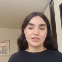 Да се молиш за живота на близките си и да нямаш връзка с тях: Историята на 23-годишно момиче от Иран