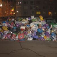 Заради многото боклук тротоарите са недостъпни: "Не може да се мине нито с количка, нито пеша"