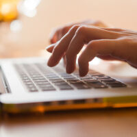 7 г. мистериозен журналист пише статии под псевдоним. Никой не знае кой е