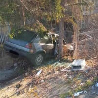 След гонка с полицията шофьор се заби в телена ограда