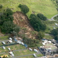 Смъртоносни свлачища в Нова Зеландия: Двама загинали, спасителите издирват още хора