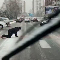 Поледица в Скопие: Мъж лази по пешеходна пътека в града (ВИДЕО)