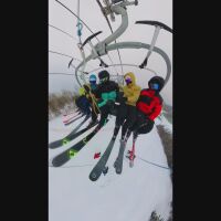 При минусови температури и силен вятър: Спасяват десетки скиори, блокирани с часове на лифт (ВИДЕО)