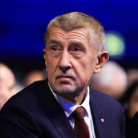 Чешкият премиер си купи глобус за 15 000 крони, за да „намери Гренландия“