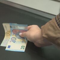Отказ за връщане на ресто в евро и неприемане на едри банкноти в магазините: Кои са най-честите сигнали в КЗП?