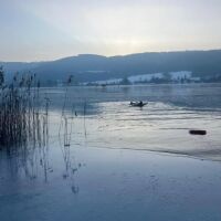 Две жени пропаднаха в замръзнало езеро, докато карат кънки. 65 служители се борят за живота им (СНИМКИ)