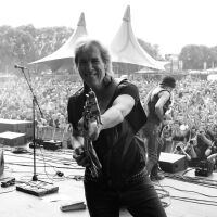 Почина бившият басист на „Скорпиънс“ Франсис Буххолц 