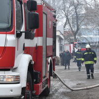 Пожар в склад със запалки и дезодоранти в Хасково (СНИМКИ)