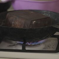 „Имаме едно парче ж.п. линия на два апартамента“: Как пенсионерки се топлят без ток в студа в Киев?