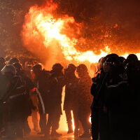 Водни оръдия, сълзотворен газ, „Молотов“: Напрежение и сблъсъци на антиправителствен протест в Албания (ГАЛЕРИЯ)