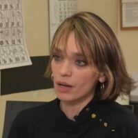 На 39 г. - майка на 6 деца и баба на внуче, а от 5 г. преподава на "невидими деца": "На дъската е моята сцена. Те са камерата"