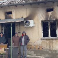 Майка и син с увреждания останаха без покрив след пожар и се нуждаят от помощ