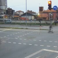 На косъм от инцидент в Ямбол: Мъж премина на тротинетка с висока скорост на червено (ВИДЕО) 