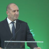 Румен Радев: Страната ни трябва да преодолее негативите от прибързано и без подготовка влизане еврозоната