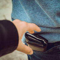 Задържаха две жени за кражба на близо 18 000 лв. от мъж в търговски център в София