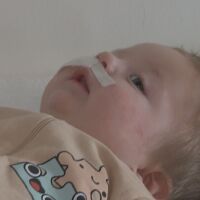 Бебето Дани се нуждае от средства за рехабилитация, за да се храни и движи само