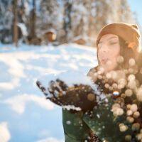 Времето през февруари: Поредица от циклони, валежи и 23 градуса