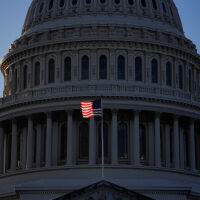 Американското правителство спира работа. Какво означава това?