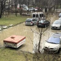Десетки коли са наводнени заради авария в столичния квартал "Лагера" (СНИМКИ)