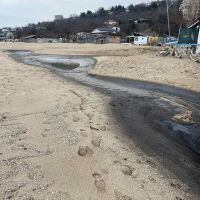 Хотел замърси с мазут варненския плаж "Кабакум" (СНИМКИ)