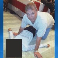 Делото "Епстийн": Синът на покойната кралица Елизабет е заснет да коленичи на 4 крака над жена, лежаща на земята