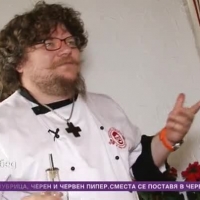  Събин Събчев със семейна рецепта за приготвяне на домашна наденица