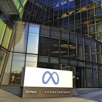 Meta купува платформа, в която AI ботове разговарят помежду си