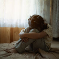 Подигравки и страх: 75% от децата в приемни семейства се срамуват да признаят къде живеят