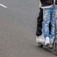 Украинка блъсна двама тийнейджъри на тротинетка с колата си в Бургас