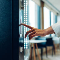 Кафето от машина: Вендинг оператори и еврото - пренастройването за новата валута ще отнеме време