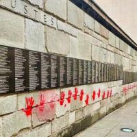 Съдят българи в Париж, осквернили Мемориала на Холокоста