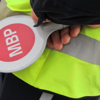 19-годишен без книжка не спря на полицейски сигнал, катастрофира и побягна