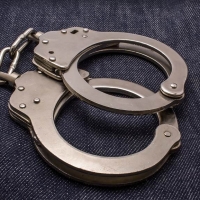 Гол мъж нахлу в дома на жена, преби я и открадна телефона ѝ