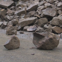 Свлачище затруднява движението по пътя между Малка Арда и Баните