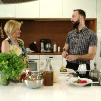 Полуфиналистът на MasterChef 5 Добрин Каранлъков показва 