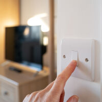 КЕВР проверява около 2200 жалби за високите сметки за ток: Ще се коригират ли фактурите на потребителите?