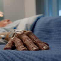 99-годишна жена с белодробен оток чака в болничен коридор дни, преди да я хоспитализират