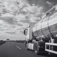 Тежка катастрофа между кола и цистерна отне живота на 24-годишно момиче и дядо й на Великден 