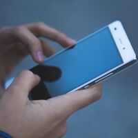 Полша ще забрани мобилните телефони във всички начални училища