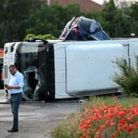 Кран вдига преобърналия се при катастрофата автобус. Районът е блокиран (СНИМКИ)