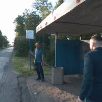 „Тук е ад“: На "Челопешко шосе" хората чакат градския транспорт зад спирката от страх