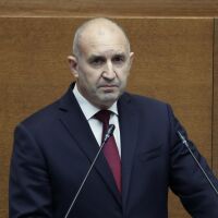 Радев: Няма друг случай в Европа, в който военни самолети да са дислоцирани на цивилно летище